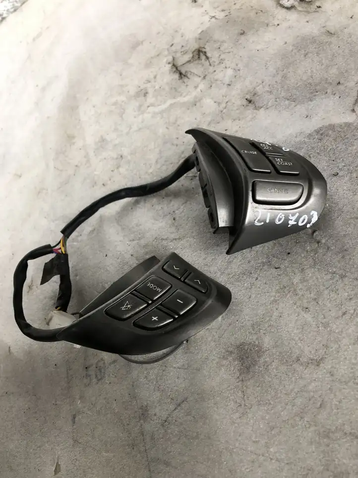 Subaru Outback (2007 - 2009) 8807B Кнопки на рулевом колесе — фото 1