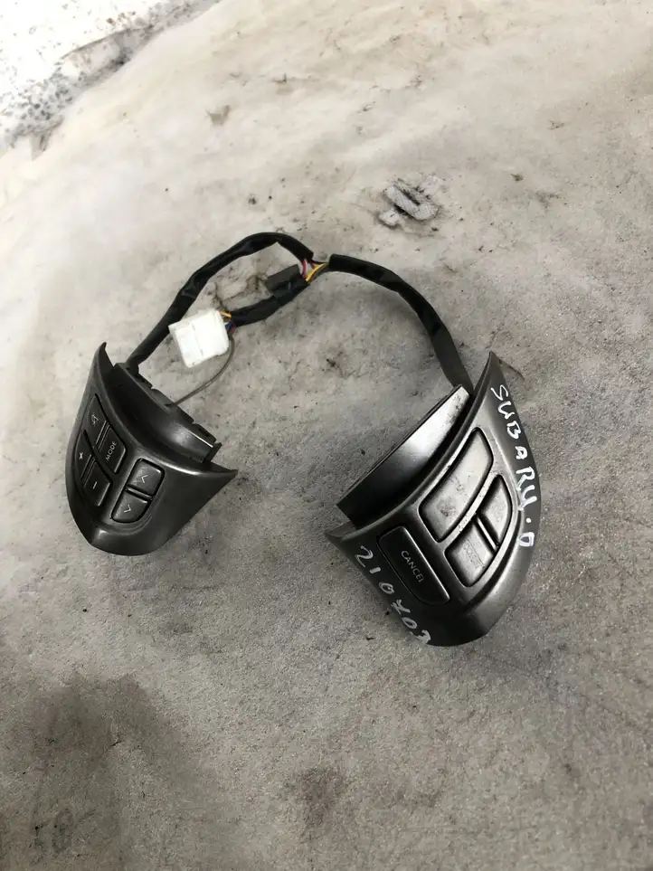 Subaru Outback (2007 - 2009) 8807B Кнопки на рулевом колесе — фото 2