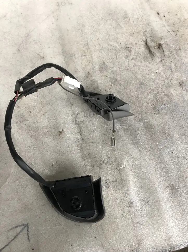 Subaru Outback (2007 - 2009) 8807B Кнопки на рулевом колесе — фото 3