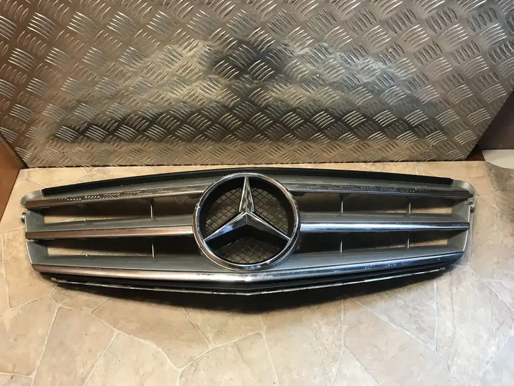 Mercedes-Benz C W204 (2007 - 2014) A2048800023 Верхняя решетка радиатора — фото 1