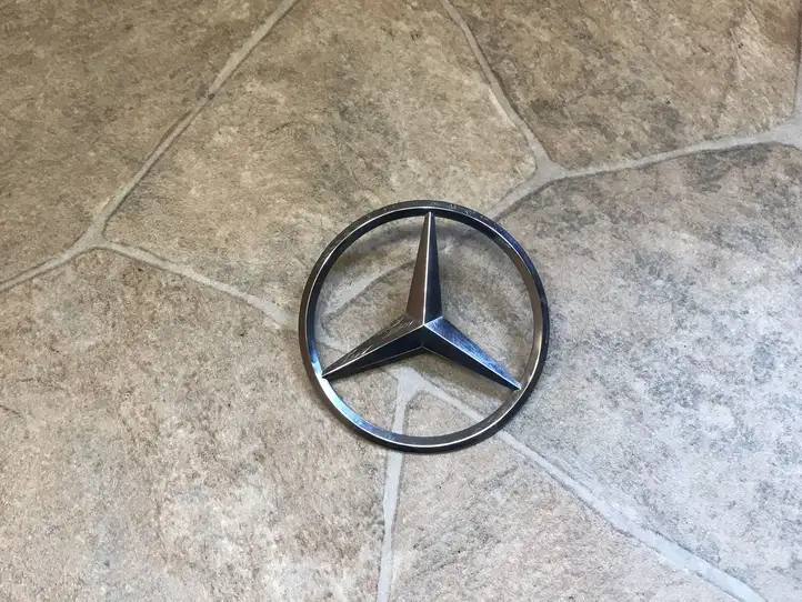 Mercedes-Benz C W205 (2014 - 2021) A2058174500 Эмблема производителя — фото 1