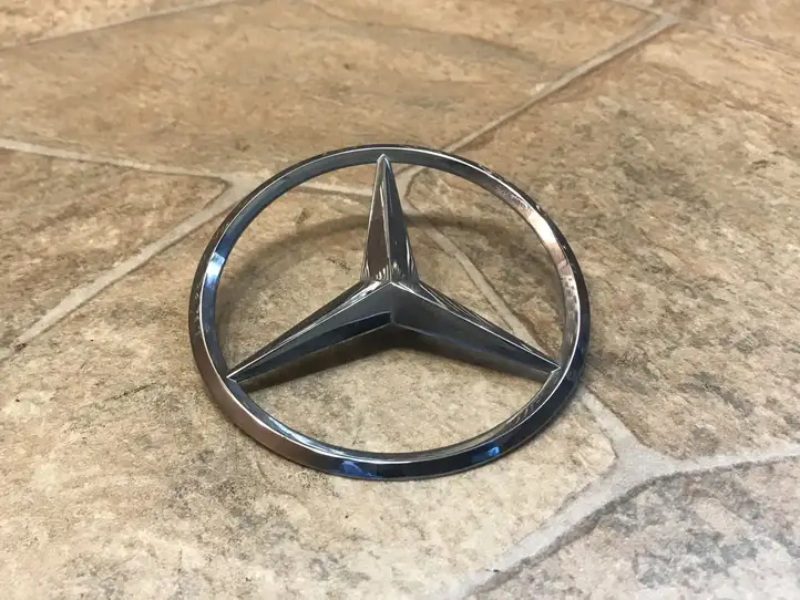 Mercedes-Benz C W205 (2014 - 2021) A2058174500 Эмблема производителя — фото 2