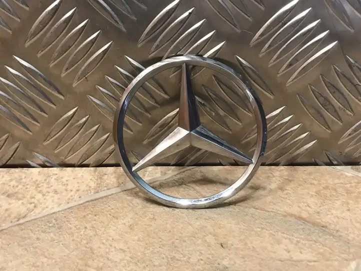 Mercedes-Benz C W205 (2014 - 2021) A2058174500 Эмблема производителя — фото 3