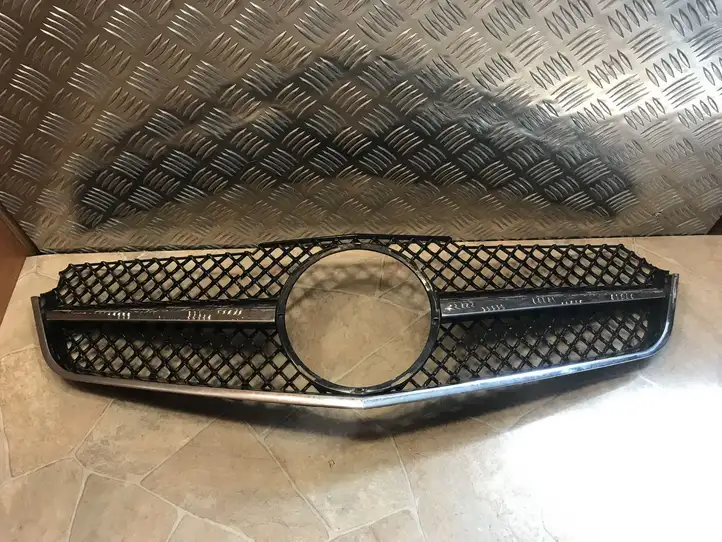 Mercedes-Benz E A207 (2010 - 2017) Верхняя решетка радиатора — фото 1