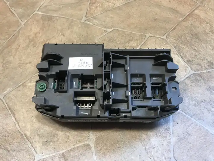 BMW X5 E70 (2006 - 2013) 6931690 Блок монтирования реле — фото 3