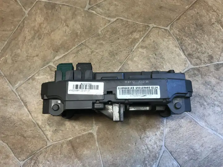 BMW X5 E70 (2006 - 2013) 6931690 Блок монтирования реле — фото 6