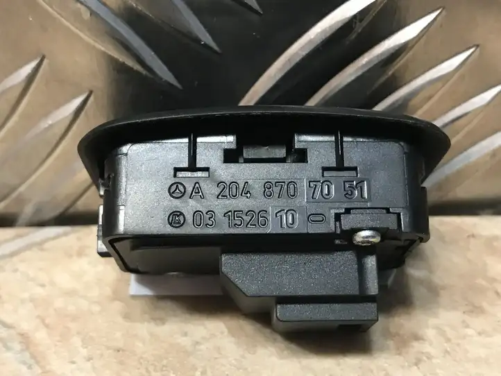 Mercedes-Benz C W204 (2007 - 2014) A2048707051 Кнопка закрытия багажника — фото 9
