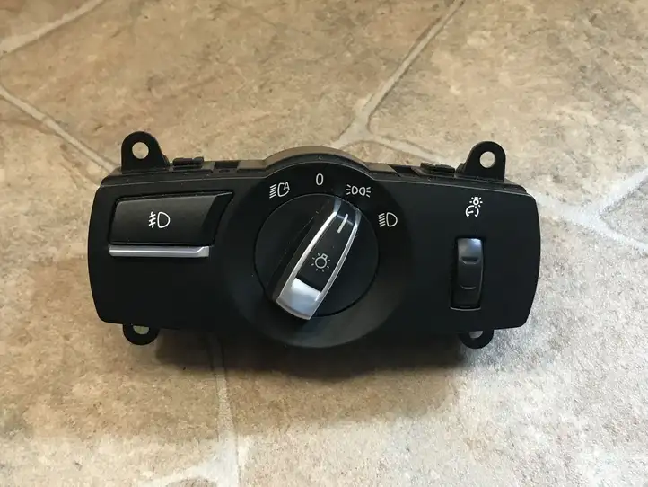 BMW X3 F25 (2010 - 2017) 9192745 Включатель фонарей — фото 1