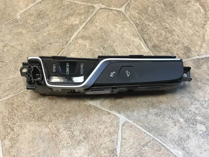 BMW 5 G30 G31 (2016 - ) 6843921 Кнопка фаркопа в багажнике — фото 3