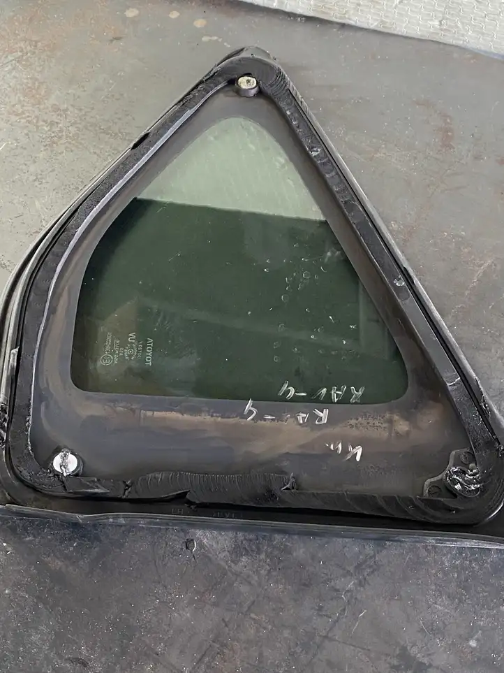 Toyota RAV 4 (XA40) (2012 - 2018) Заднее боковое стекло — фото 2