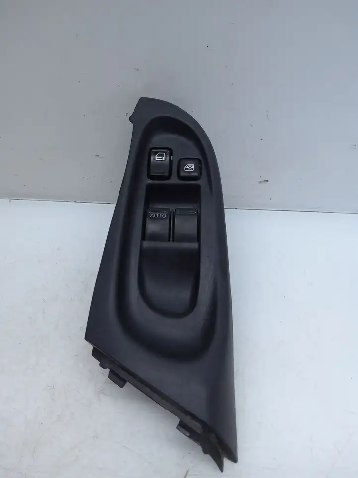 Nissan Almera (2000 - 2006) Кнопка стеклоподъемников — фото 1
