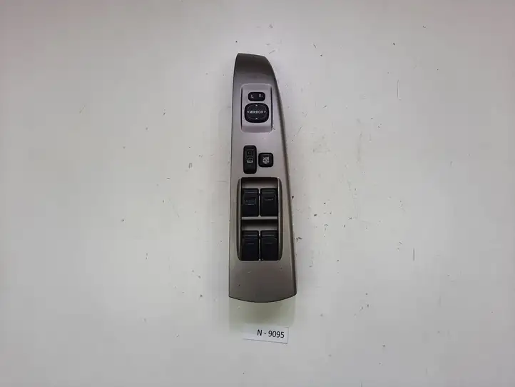 Toyota Prius (XW20) (2003 - 2009) 8482047050 Блок кнопок стеклоподъемников — фото 1