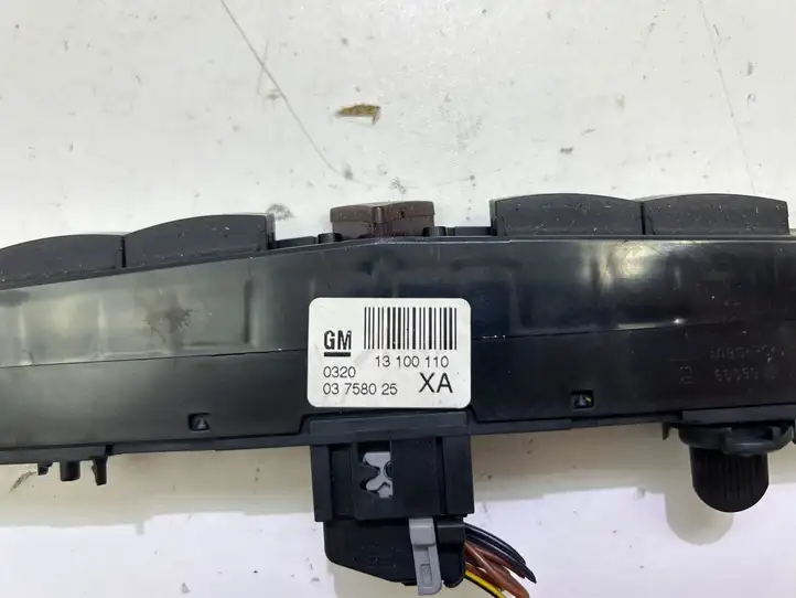 Opel Zafira B (2008 - 2014) 13100110 Включатель аварийных фонарей — фото 2