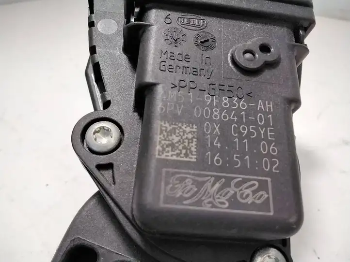 Volvo V50 (2004 - 2008) 4M519F836AH Педаль акселератора — фото 2