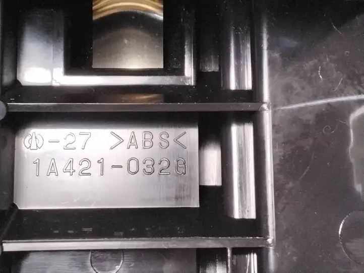 Lexus IS 220D-250-350 (2005 - 2010) 1A421032G Передняя пепельница — фото 5