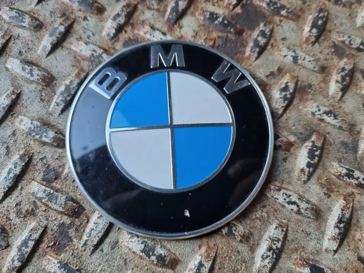 BMW 3 F30 F35 F31 (2012 - 2018) 7288752 Эмблема автомобиля — фото 1