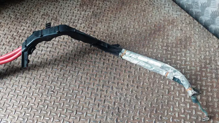 BMW 5 G30 G31 (2016 - ) 6807332 Плюсовой провод аккумулятора — фото 8