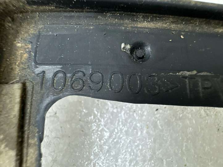 Tesla Model X (2021 - )  1069003 Уплотнительная резина на задних дверях