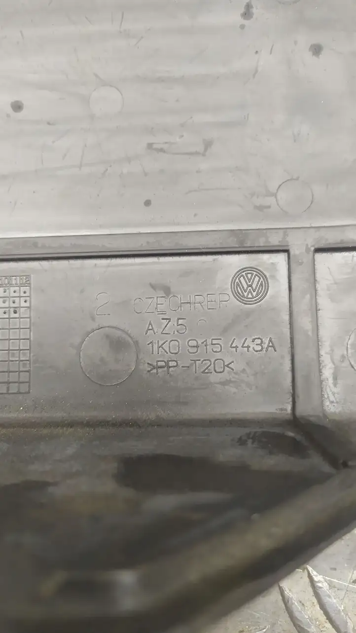 Volkswagen PASSAT B6 (2005 - 2010) 1K0915443A Крышка ящика аккумулятора — фото 3