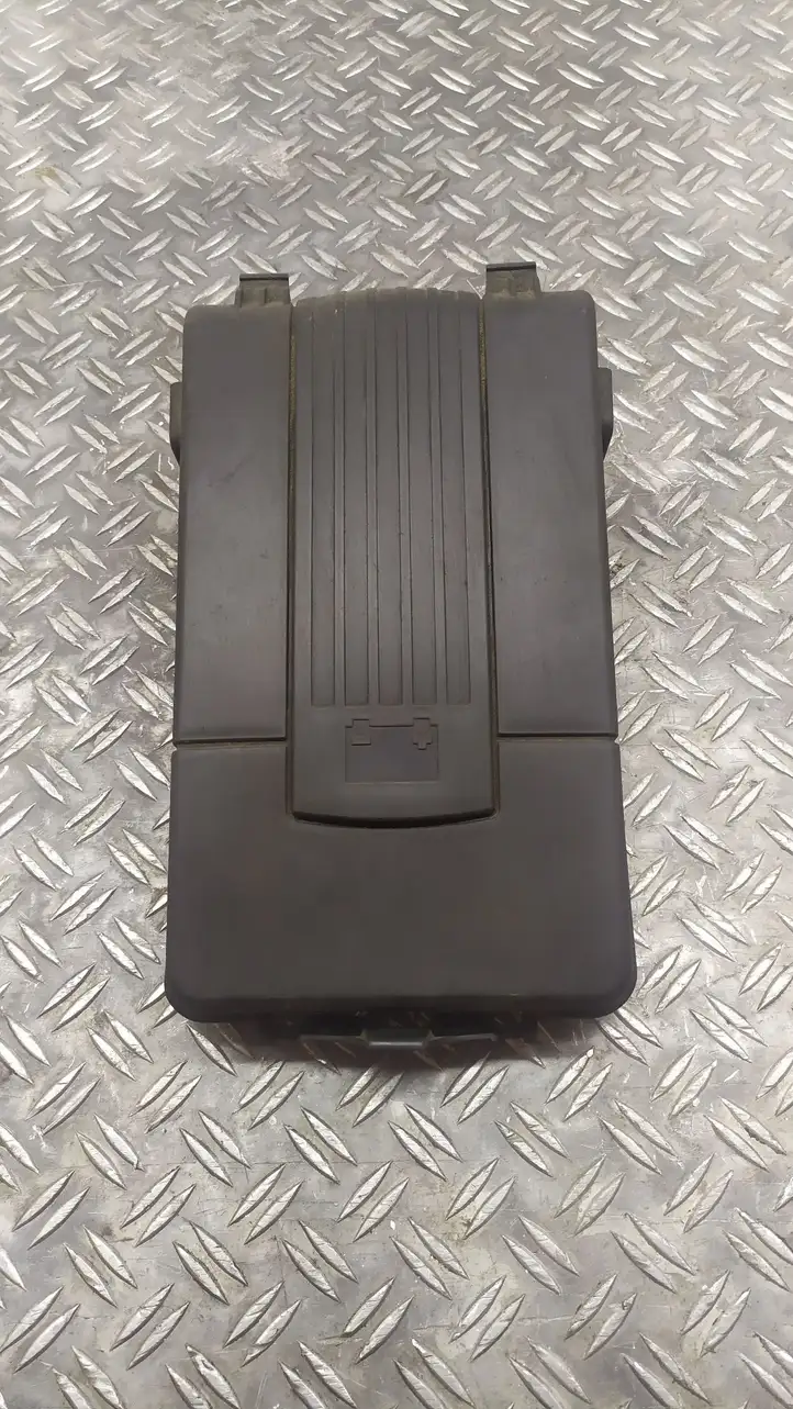 Volkswagen PASSAT B6 (2005 - 2010) 1K0915443A Крышка ящика аккумулятора — фото 4