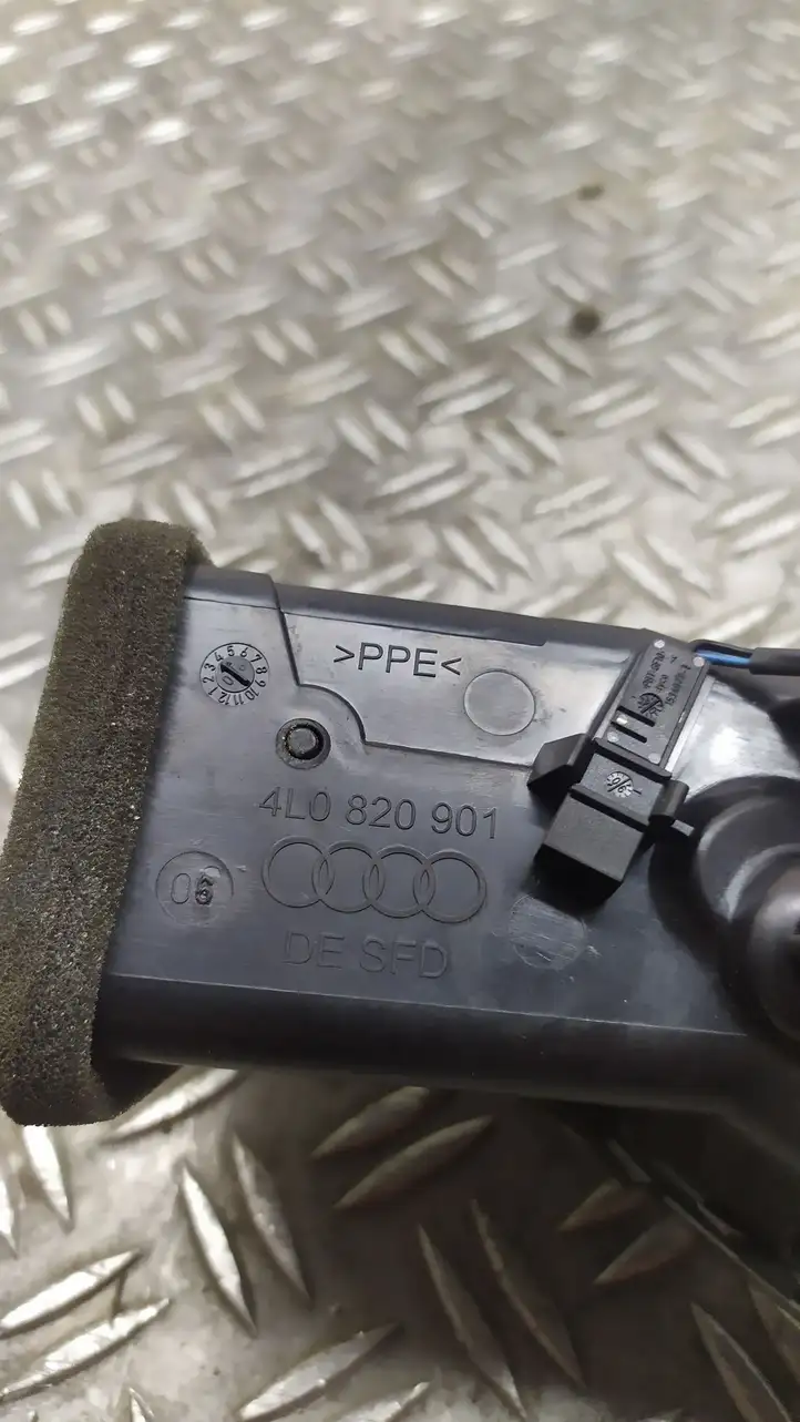Audi Q7 4L (2005 - 2009) 4L0820901 Боковой воздушный дефлектор — фото 2