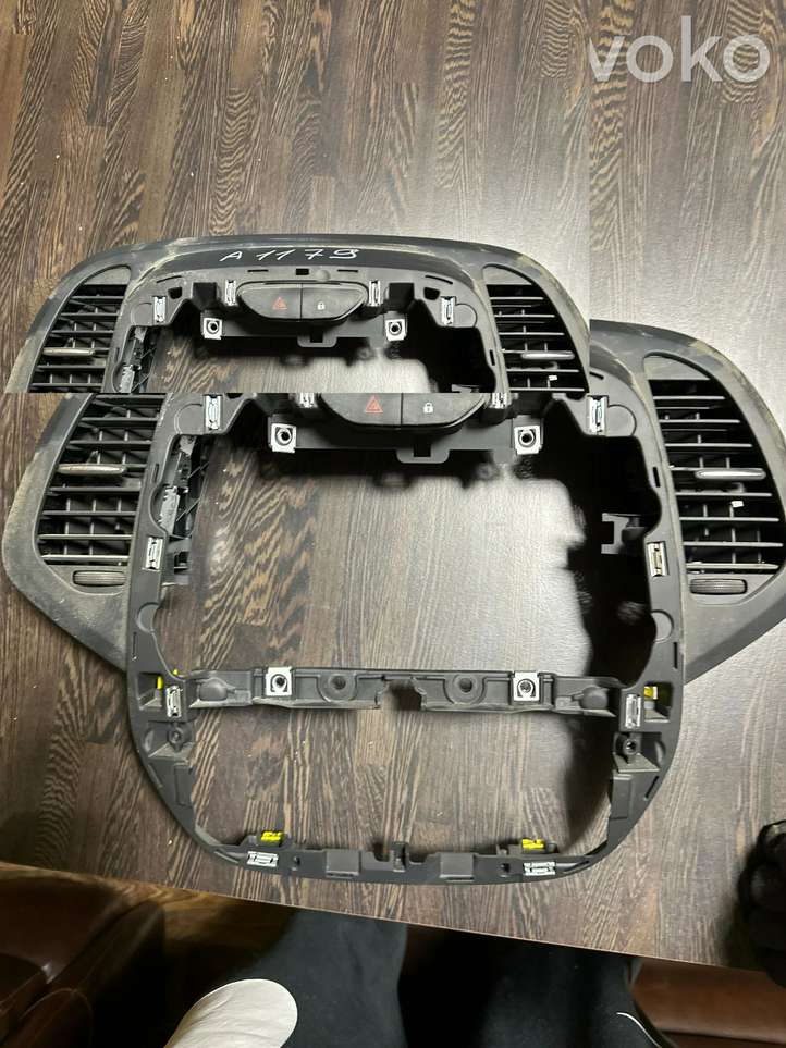 Renault Captur (2013 - 2020)  682602532R Отделочный щит панели (центральный)