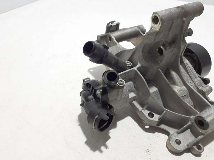 BMW 5 G30 G31 (2016 - )  8593269 Кронштейн генератора