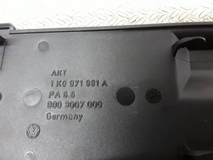 Volkswagen PASSAT B6 (2005 - 2010)  1K0971981 Другая деталь салона