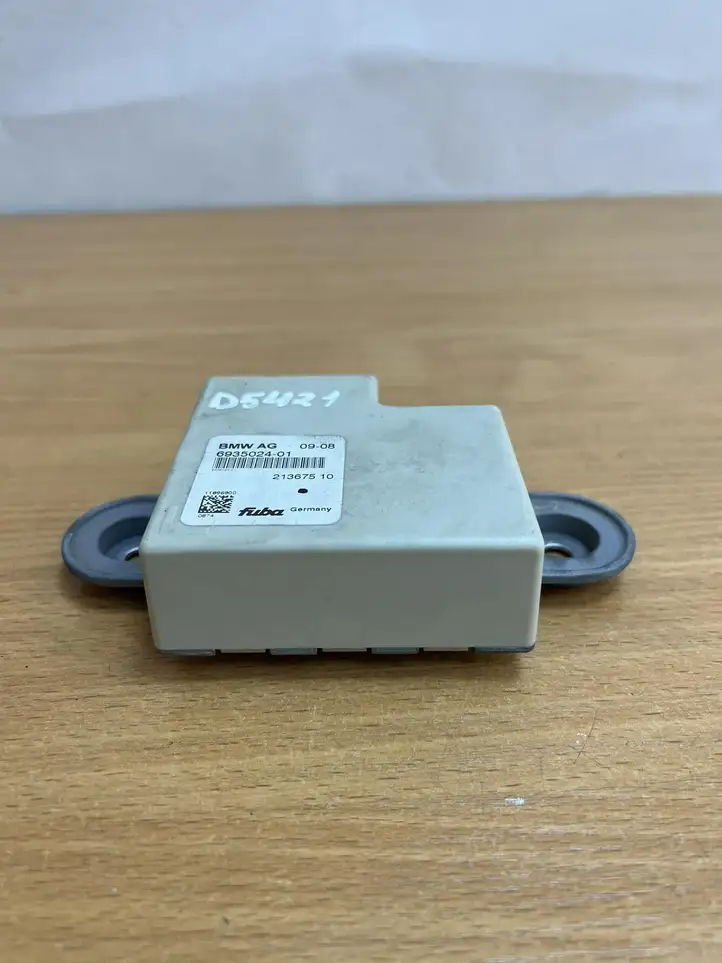 BMW 5 F10 F11 (2009 - 2016)  693502401 Усилитель антенны
