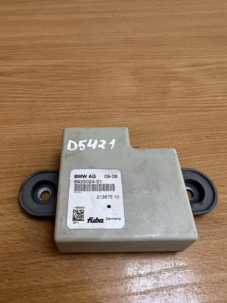 BMW 5 F10 F11 (2009 - 2016)  693502401 Усилитель антенны