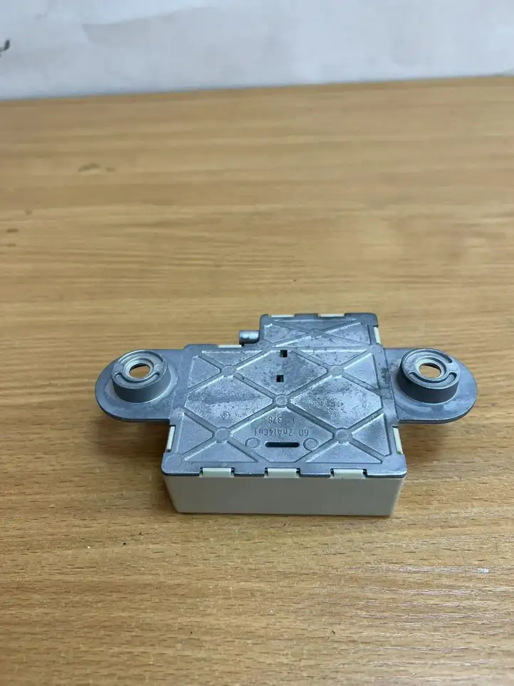 BMW 5 F10 F11 (2009 - 2016)  693502401 Усилитель антенны