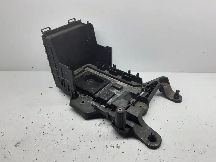 Volkswagen PASSAT B6 (2005 - 2010)   Ящик аккумулятора