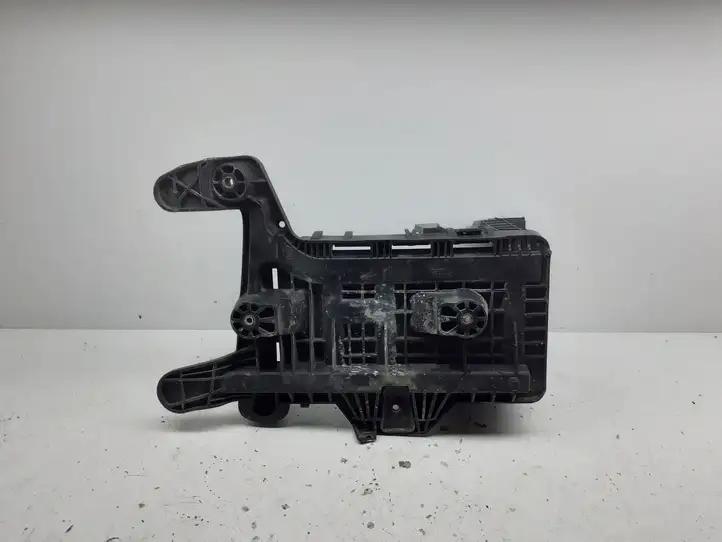 Volkswagen PASSAT B6 (2005 - 2010)   Ящик аккумулятора