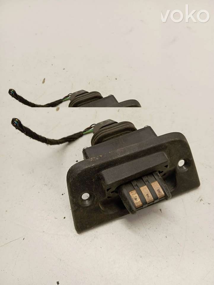Volkswagen Transporter-Caravelle (2003 - 2009)  7H0907438 Контактное соединение дверей
