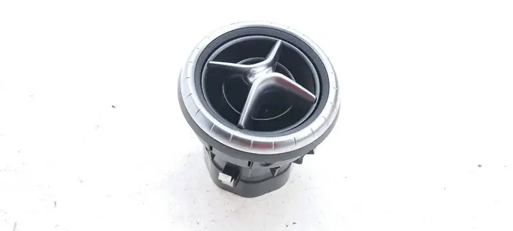 Mercedes-Benz CLA C117,X117,W117 (2013 - 2019) A1178300354 Центральный воздушный дефлектор — фото 1