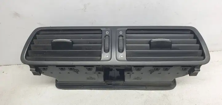 Volkswagen PASSAT B6 (2005 - 2010) 3C1819728D Центральный воздушный дефлектор — фото 1