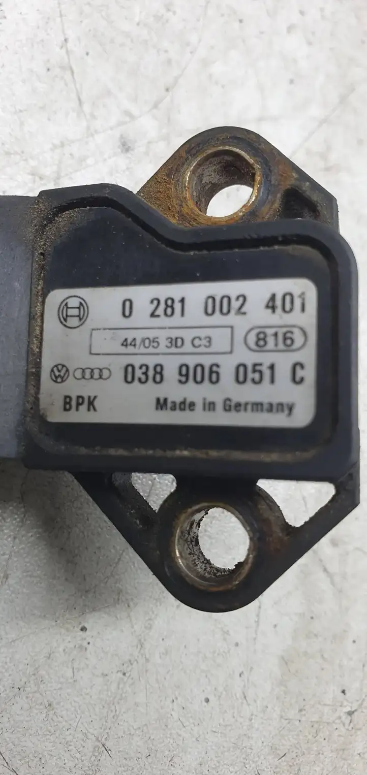 Volkswagen PASSAT B6 (2005 - 2010) 038906051C Датчик давления воздуха впуска — фото 4