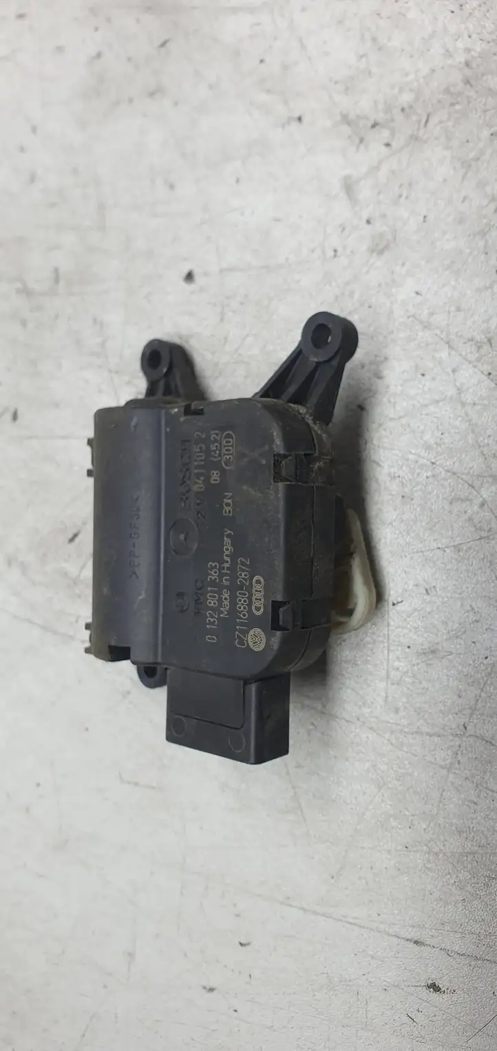Volkswagen PASSAT B6 (2005 - 2010) 0132801363 Двигатель задвижки потока воздуха — фото 1