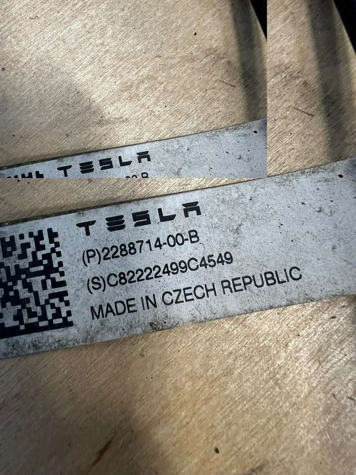 Tesla Model Y (2019 - 2024)  228871400B Трубка (трубки)/ шланг (шланги)