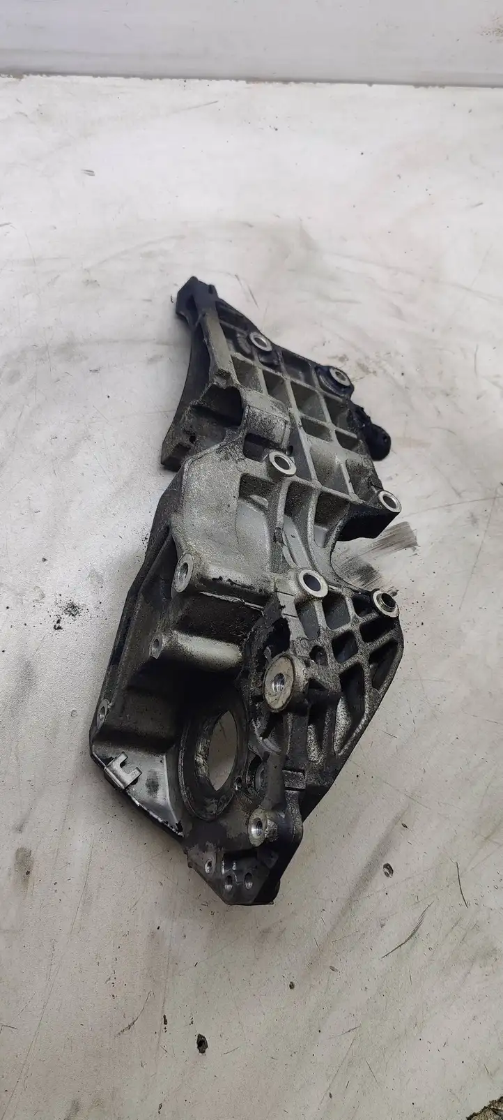 Volkswagen PASSAT B6 (2005 - 2010) 03l903143d Кронштейн топливного насоса — фото 3