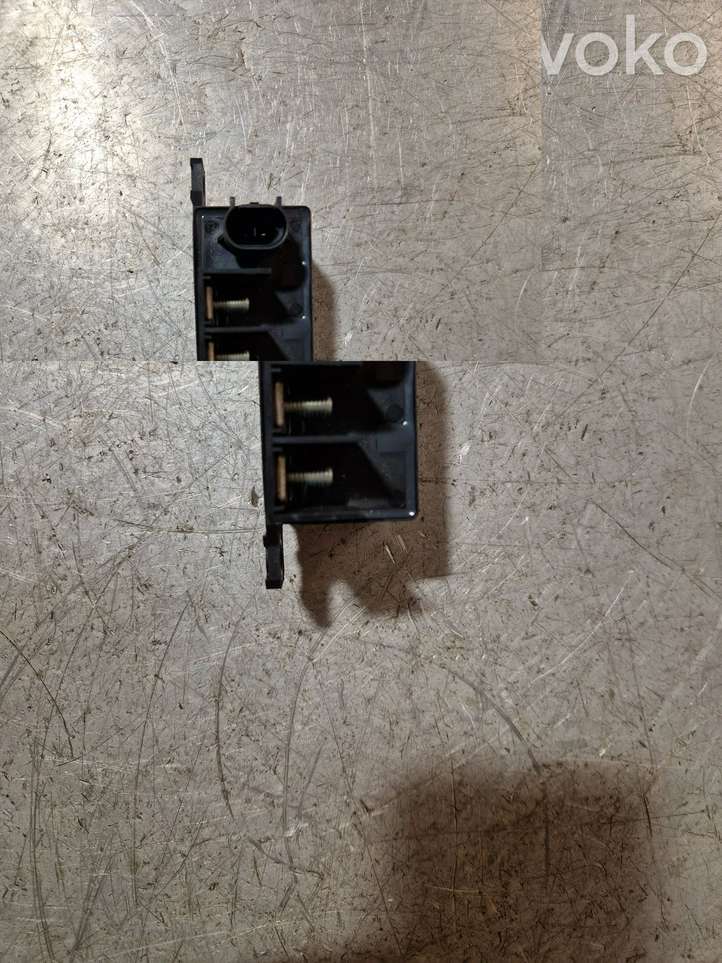 BMW 6 F12 F13 (2010 - 2018)  7661503 Реле зажигания