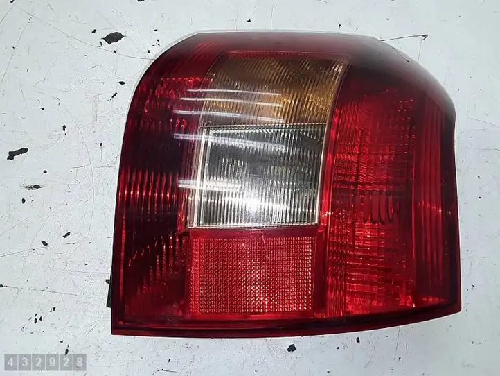 Toyota Corolla E120 E130 (2004 - 2007) E111B02 Задний фонарь в кузове — фото 1