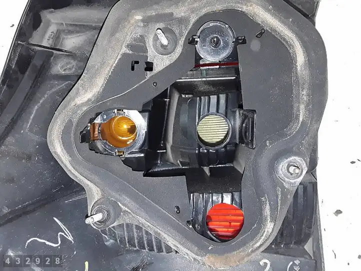 Toyota Corolla E120 E130 (2004 - 2007) E111B02 Задний фонарь в кузове — фото 4