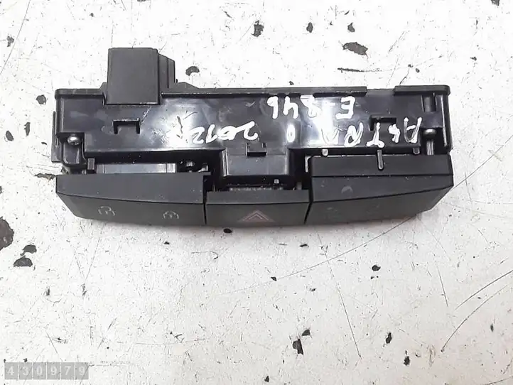 Opel Astra J (2009 - 2012) 13311979 Включатель аварийных фонарей — фото 3