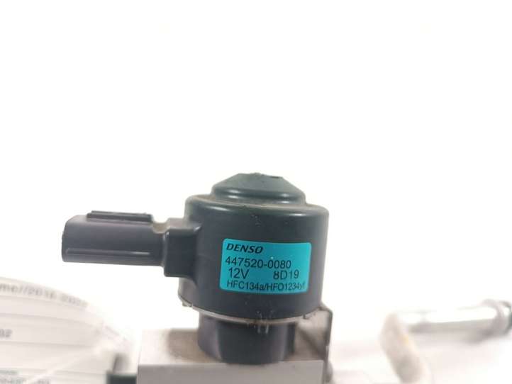 Toyota Prius Prime (2017 - )  8869047040 Клапан (клапаны)