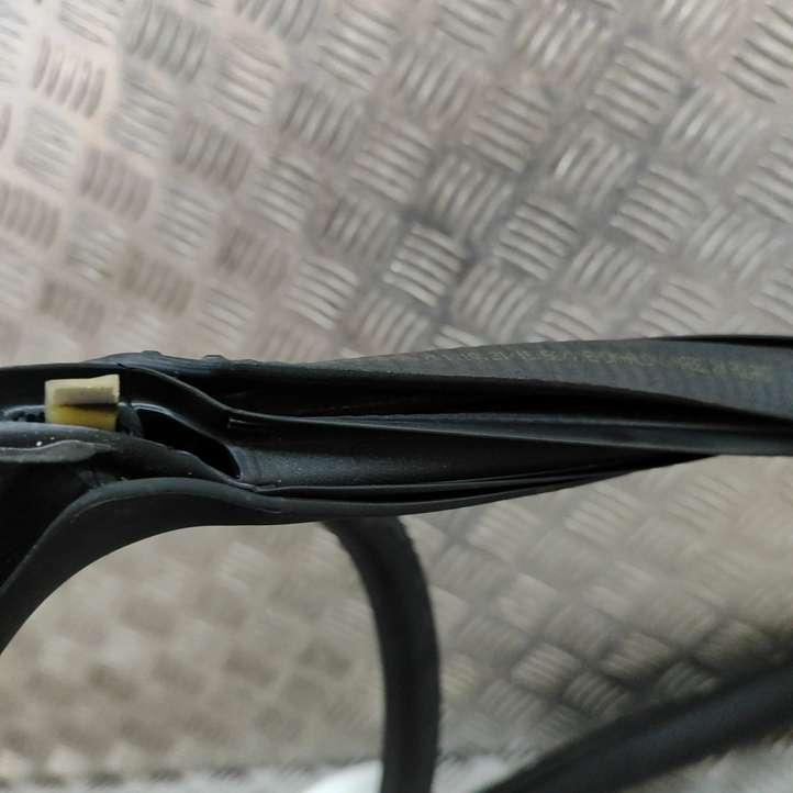 Porsche Taycan 9J1 (2019 - )  9J0833722 Уплотнительная резина на задних дверях