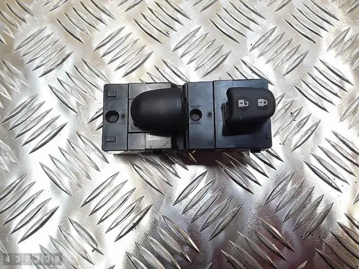 Nissan Qashqai (2013 - 2017) Кнопка стеклоподъемников — фото 1