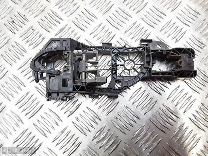 Volkswagen PASSAT B6 (2005 - 2010) 3C0837885H Крепление наружной ручки передней двери — фото 1