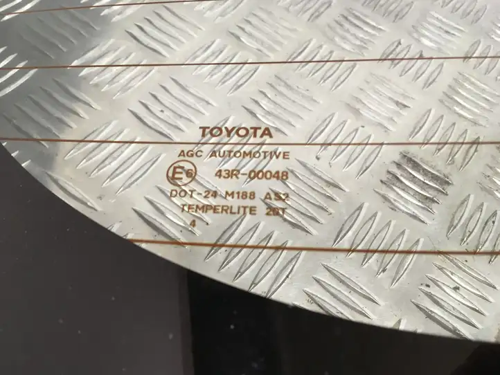 Toyota Yaris (2014 - 2019) 43R00048 Заднее стекло — фото 2