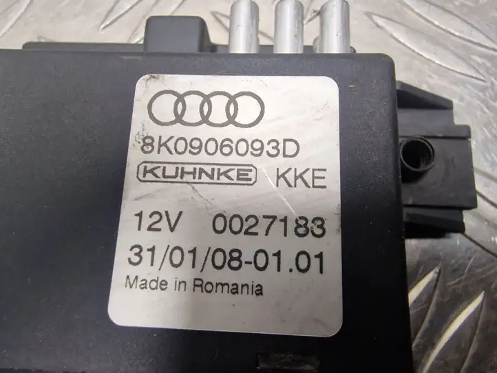 Audi A4 S4 B8 8K (2007 - 2011) 8K0906093D Блок управления топливным насосом — фото 3